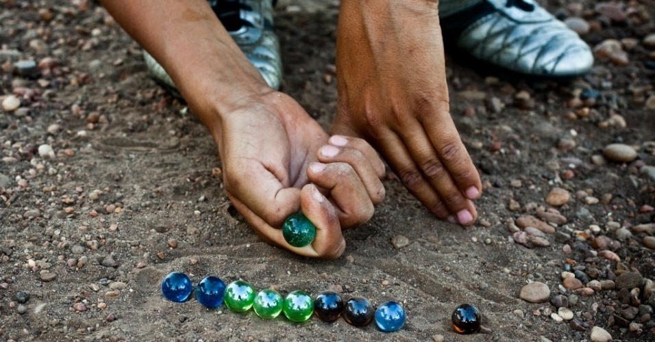 SAUDADES DO RIO: DO FUNDO DO BAÚ: BOLA DE GUDE  Bolinha de gude, Bolas de  gude, Brinquedos e brincadeiras