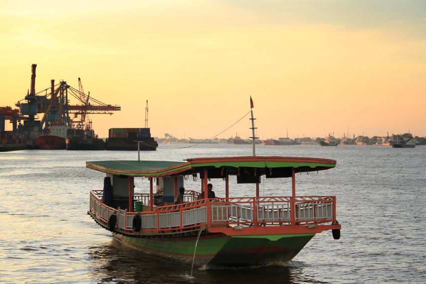 7__Perahu-perahu_nelayan_yang_melintasi_Sungai_Kapuas_menjadipemandangan_di_Taman_Alun-Alun_Kapuas-570.jpg