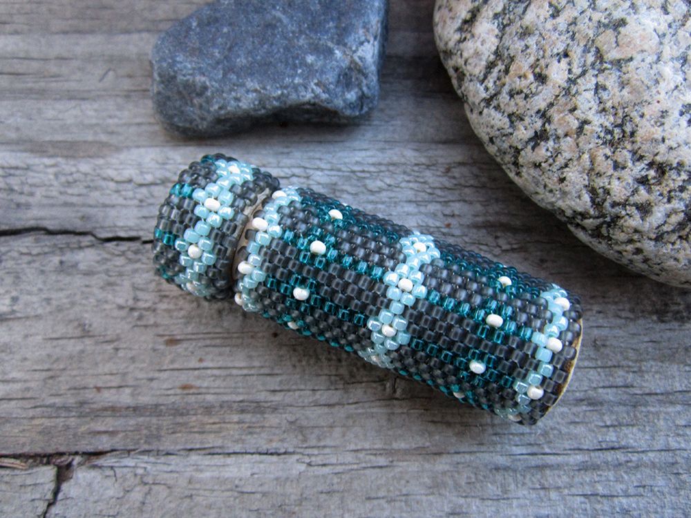 Green Grey seed beaded needle case 1b.jpg