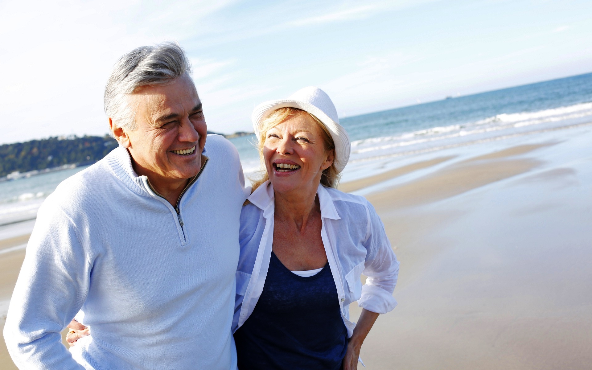 Old-age-happy-couple-romance-and-love-at-beach.jpg
