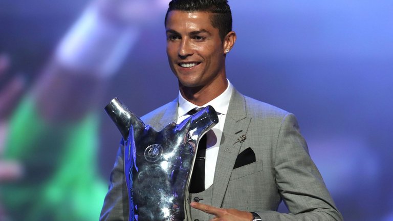 skysports-cristiano-ronaldo-uefa-trophy-real-madrid-best-player-europe-award_4081940.jpg