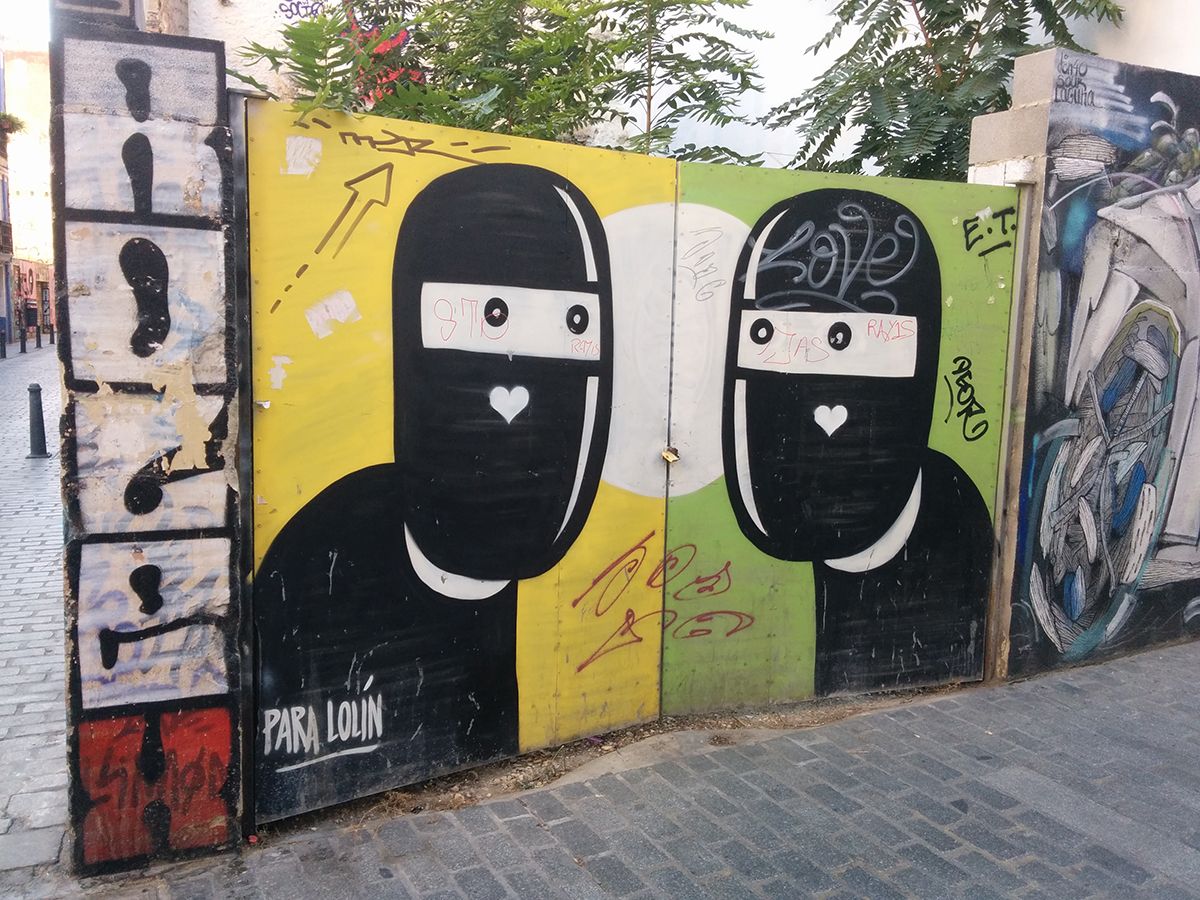 graffiti-valencia-spain-ninja-extraterrestre-love-amor-steemit-trenz (9).jpg
