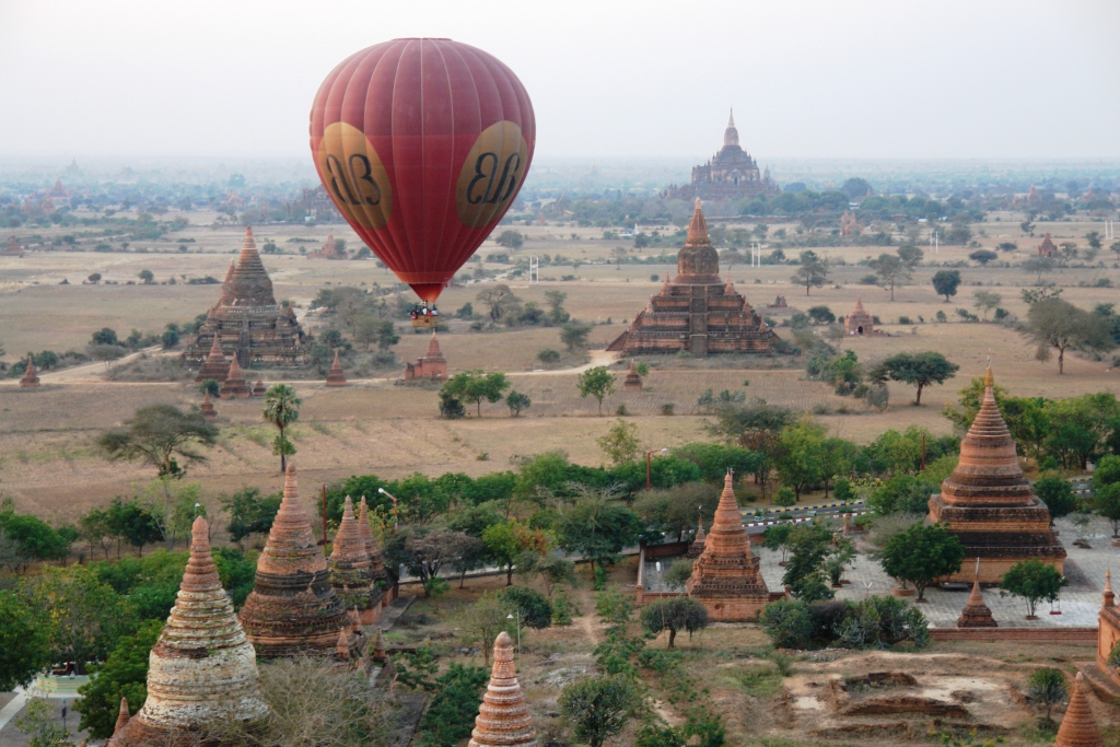 Balloon_over_Bagan.jpg