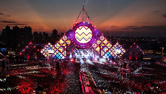 largest-stage-rig-for-a-music-festival-header_tcm25-396027.jpg