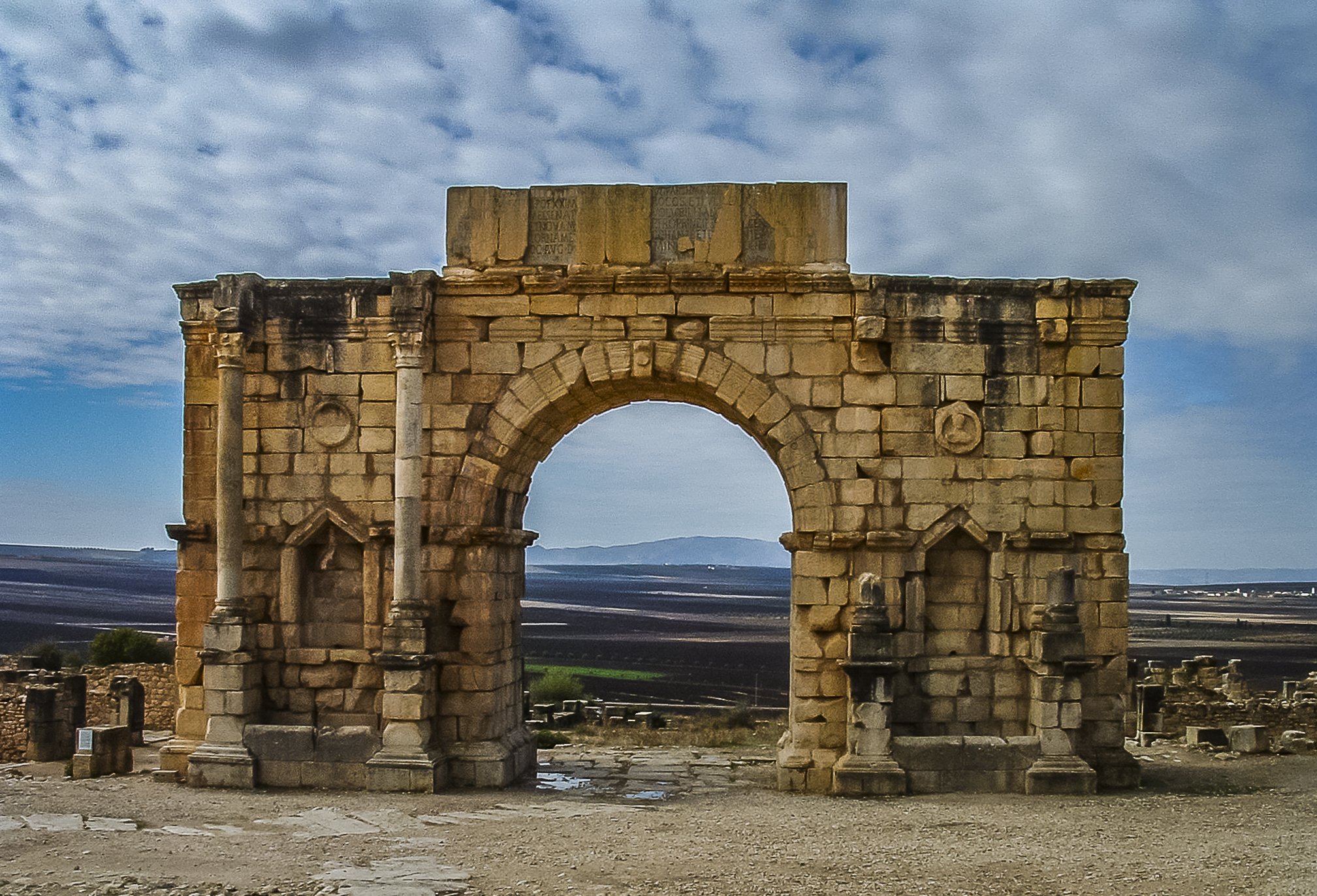 10_24_03_Volubilis_Triumphal_Arch_03.jpg