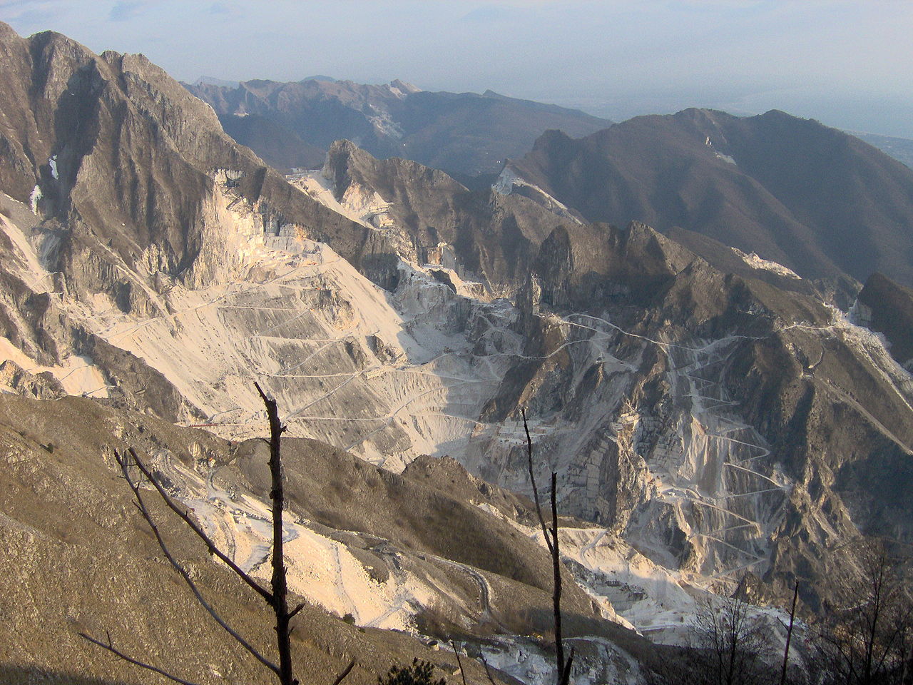 1280px-Carrara_-_Cave_di_marmo.JPG