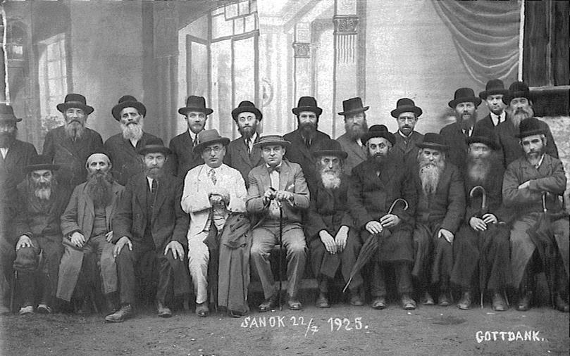 jewish dignitaries with visiting philanthropists. SANOK POLAND 1925.jpg