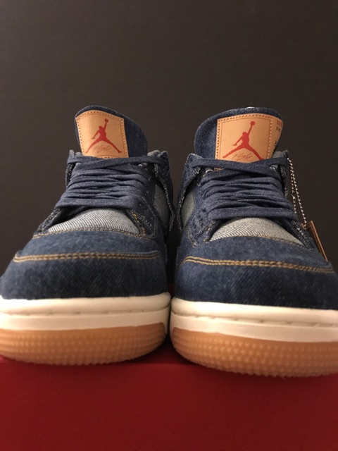 Jordan 4 levi frontal view.jpg