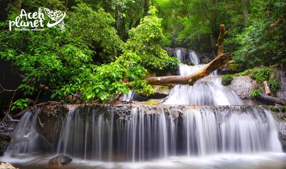 air+terjun+peucari_2_acehplanet.jpg