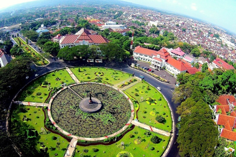 Tugu_Balai_Kota_Malang.jpg