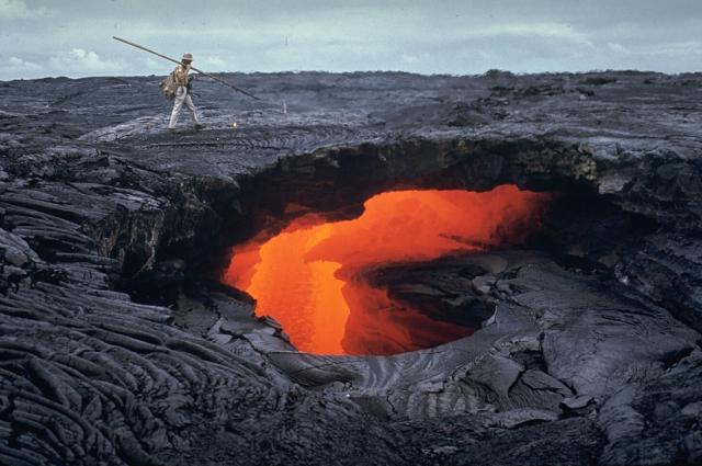 Mauna_Ulu_lava_tube_october_1970.jpg