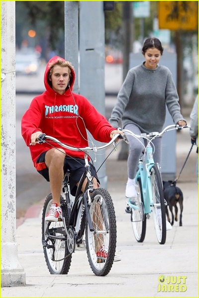 justin-bieber-selena-gomez-bike-ride-together-07.jpg