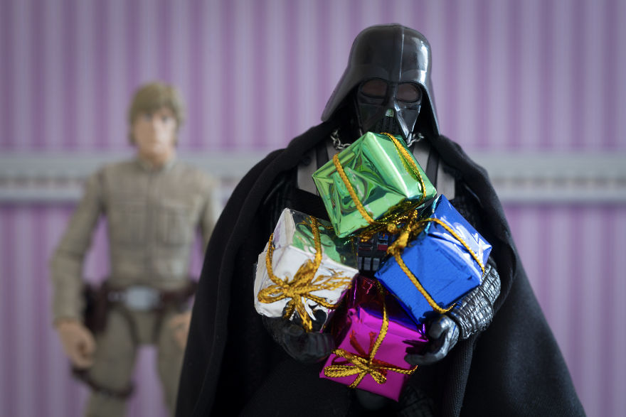 Luke-was-getting-fed-up-of-his-dad-feeling-his-presents-594911f905f1b__880.jpg