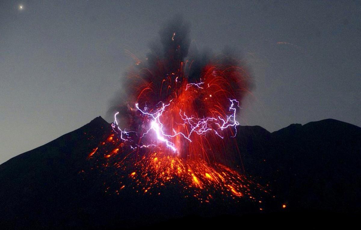 Sakurajima-eruption-volcano-1200x764.jpg