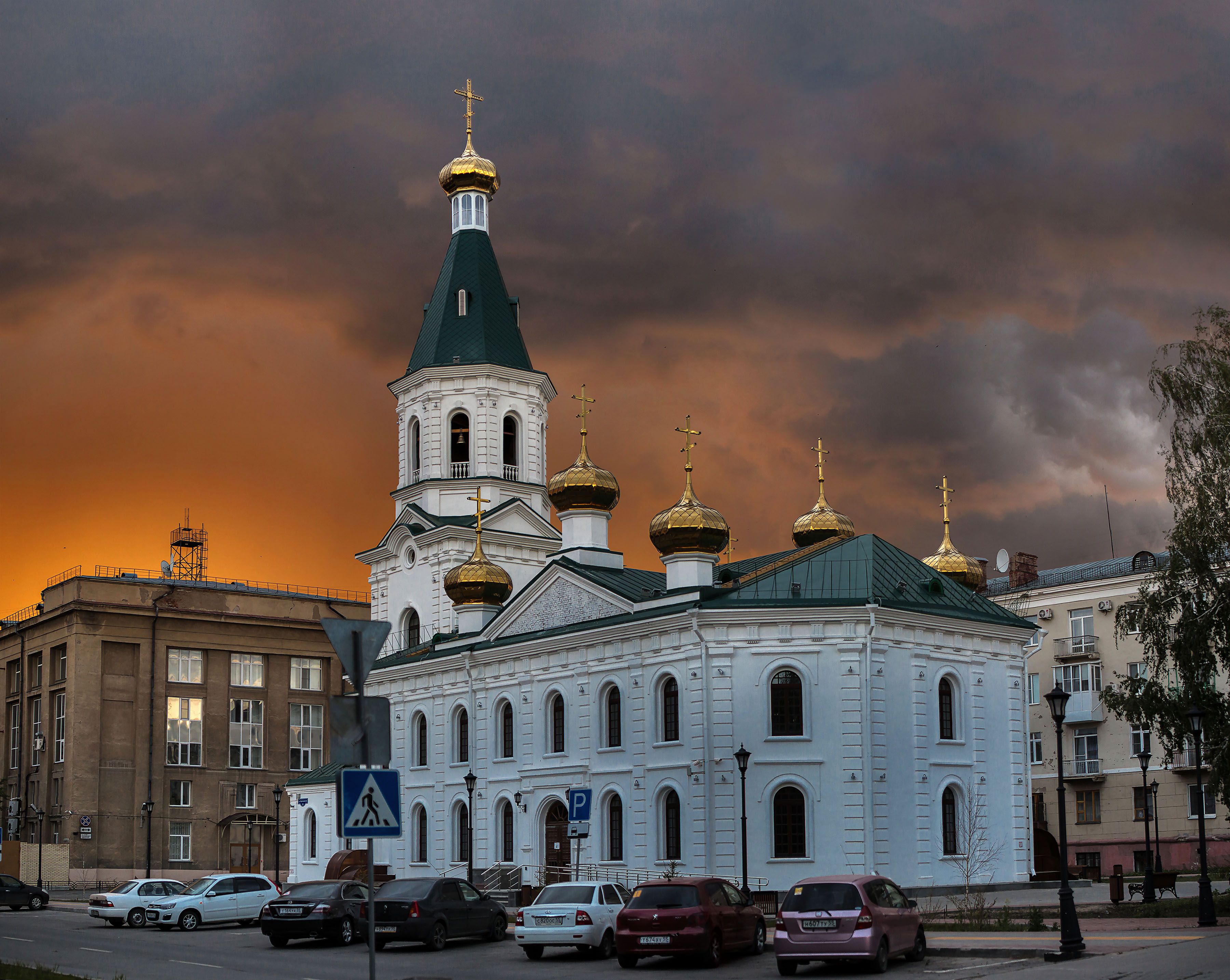 Воскресенский городской. Воскресенский собор Омск. Воскресенский военный собор Омск архитектура. Омск Воскресенский собор зимой. Воскресенский собор Омск фото.