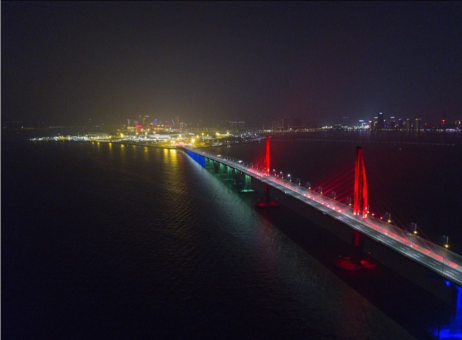 Screenshot-2018-1-5 Spectacular fireworks show on world's longest sea bridge(1).jpg