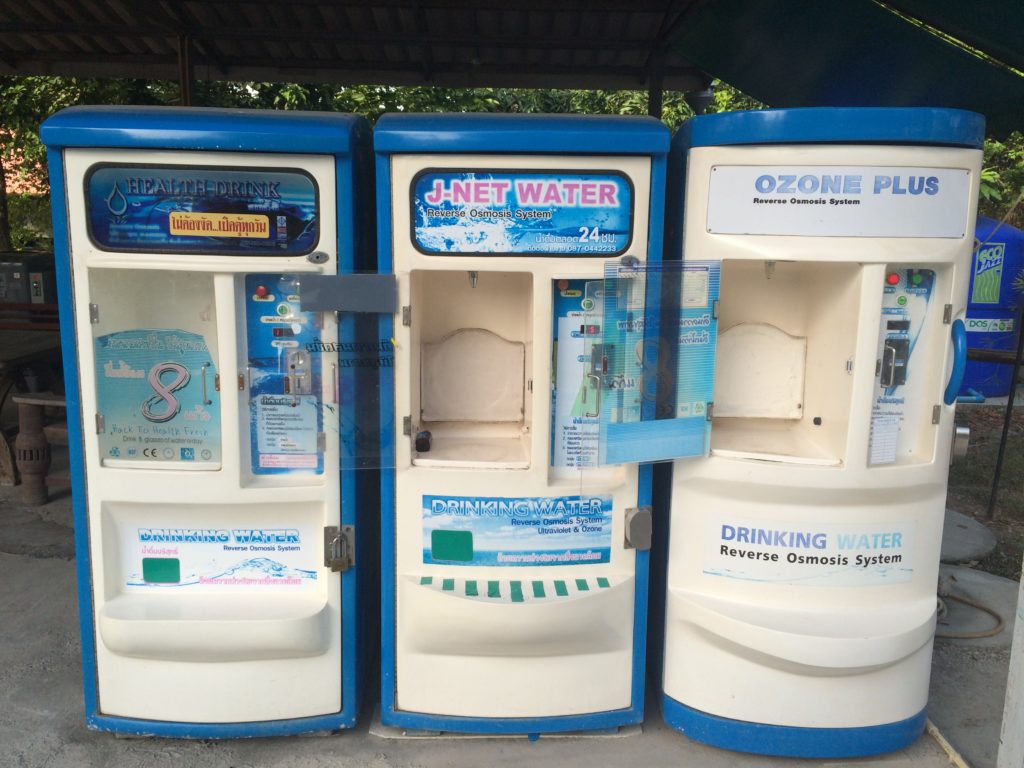 Очищенная вода автомат. Аппарат питьевой воды. Вендинговый аппарат для воды. Автомат с водой. Уличный автомат с водой.