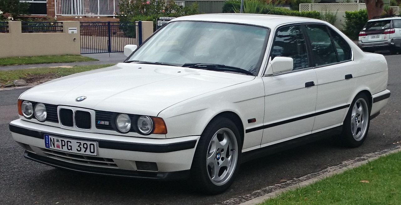 BMW_M5_(16249758041).jpg