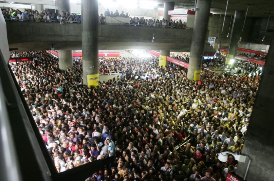 Resultado de imagen para metro de caracas plaza venezuela gente estacion