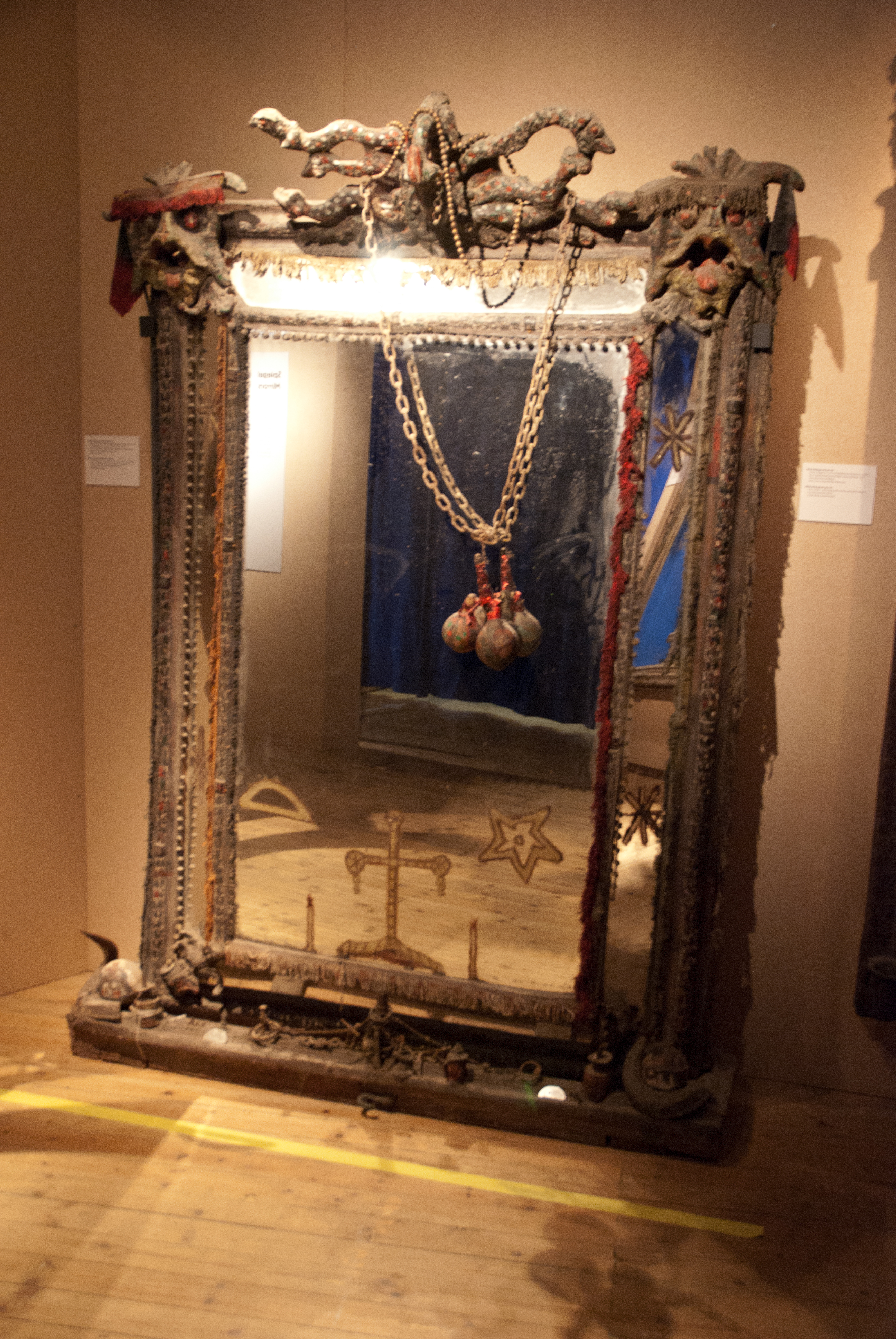 Vodou_mirror_museum_exhibit.jpg