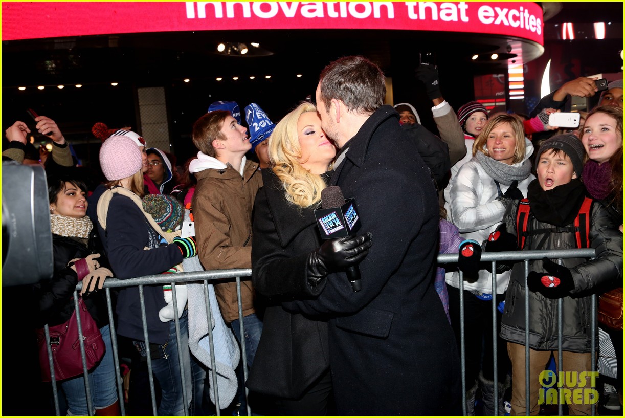 jenny-mccarthy-donnie-wahlberg-new-years-eve-moments-01.jpg