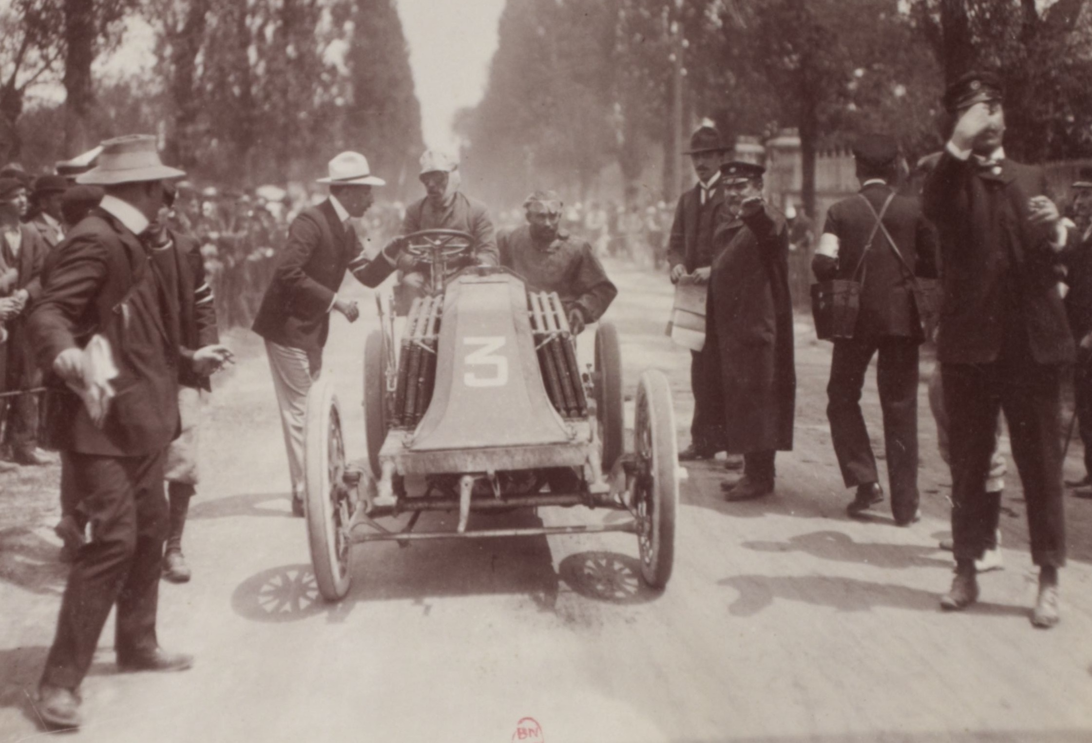 L'arrivée_victorieuse_de_Louis_Renault_à_Bordeaux_(Paris-Madrid_1903).jpg