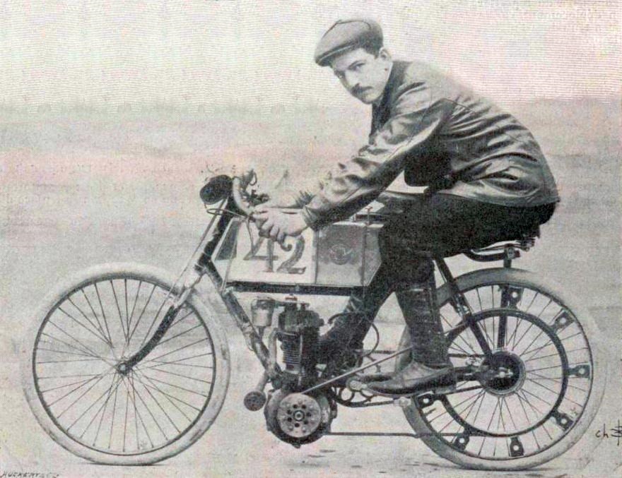 Auguste_Bucquet,_vainqueur_des_deux_roues_motorisées_au_Paris-Madrid_1903,_sur_Werner.jpg