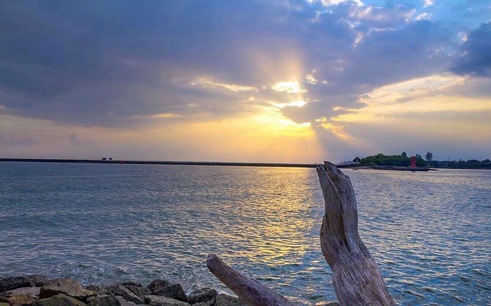 Pantai Krueng Geukuh1.jpg