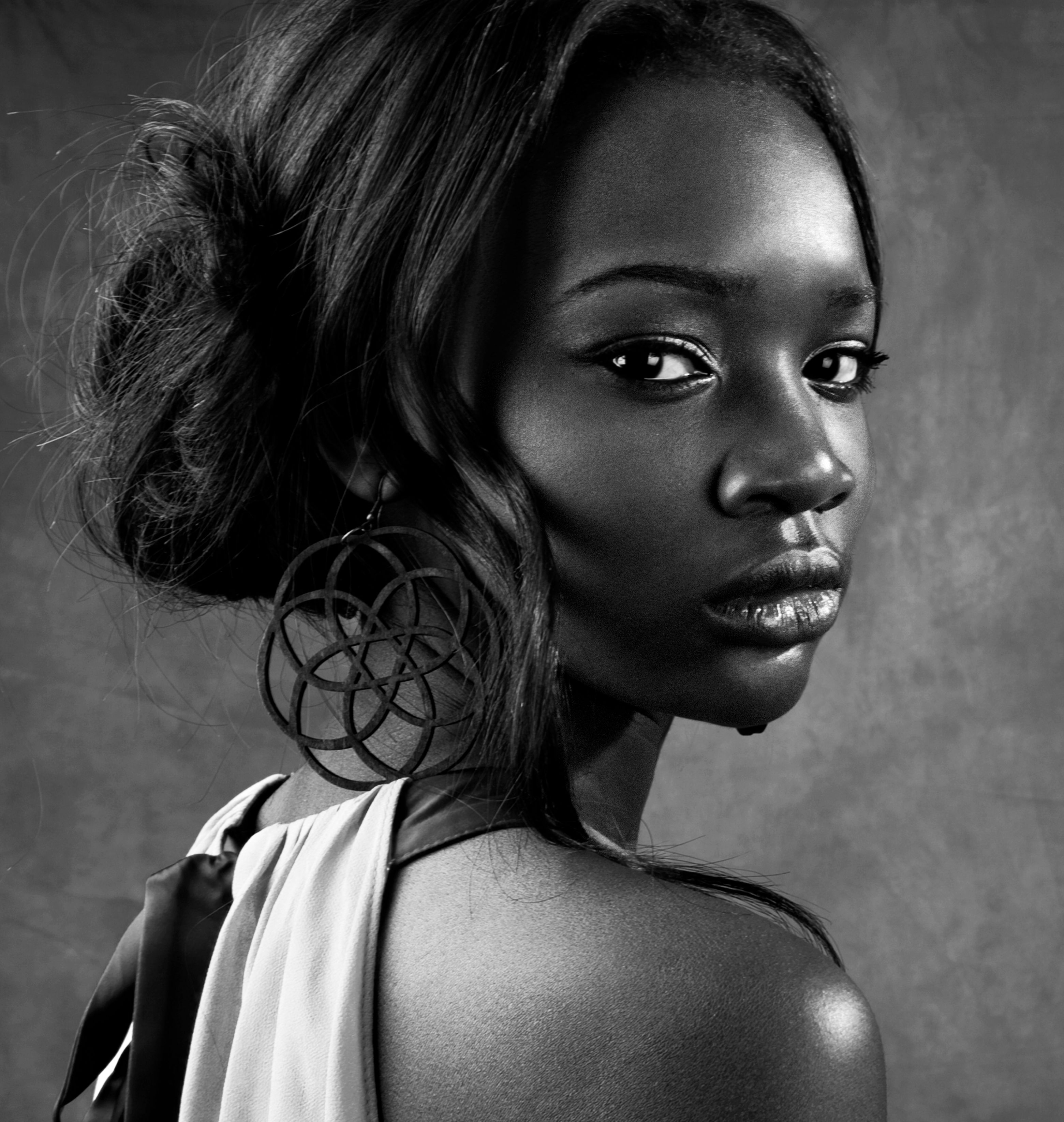 Афроамериканцы женщины. Темнокожая модель. Чернокожие девушки. Портрет темнокожей девушки.