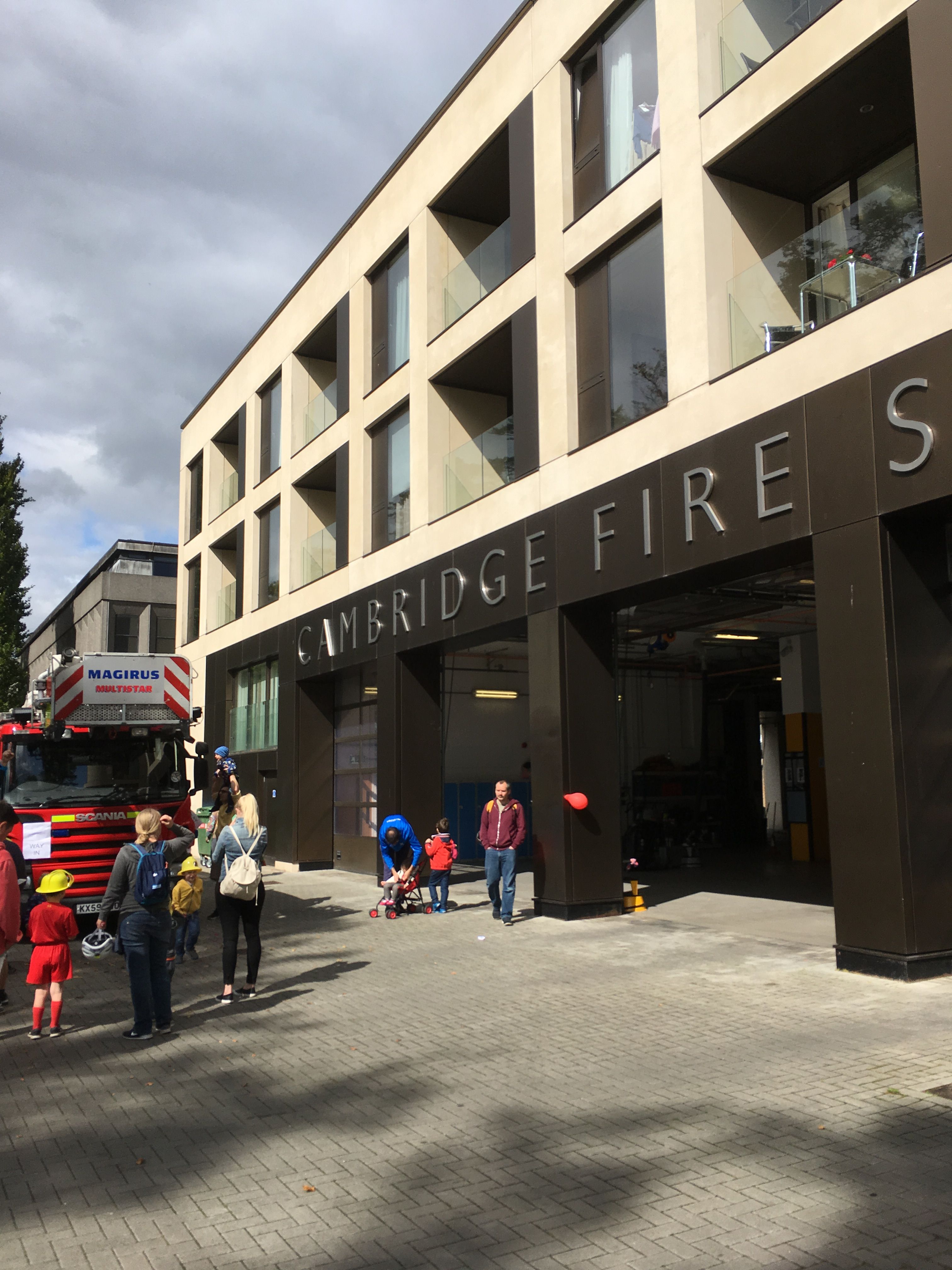 带孩子参观消防车 Cambridge Fire Station Open Day