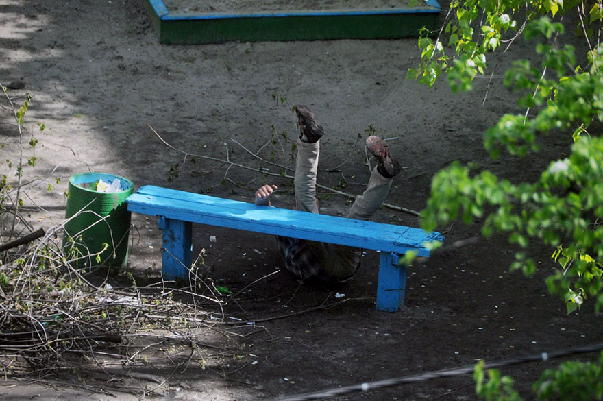 life-on-park-bench-photo-series-kiev-ukraine-yevhen-kotenko-14-5a6add6b4b77f__880.jpg