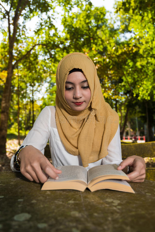 islam-woman-read-book-65456190.jpg