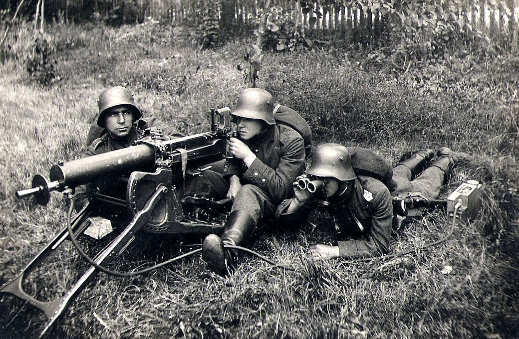 Немецкий пулеметчик 1 мировой войны. Немецкие пулемёты первой мировой войны. Немецкий станковый пулемет MG 08.