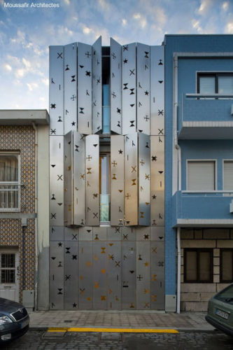 Persianas de metal pulido y calado al frente de una casa en Portugal.jpg