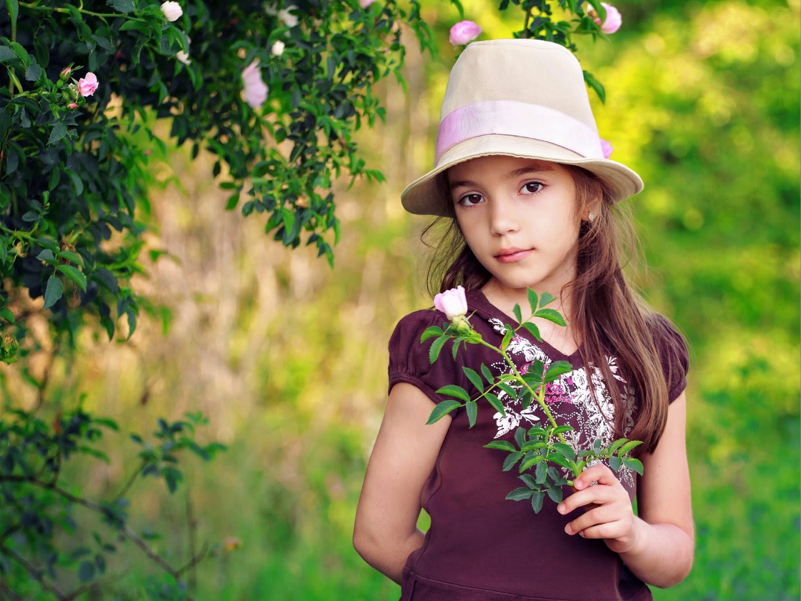 Cute Girl with Flower HD Wallpaper (5).jpg