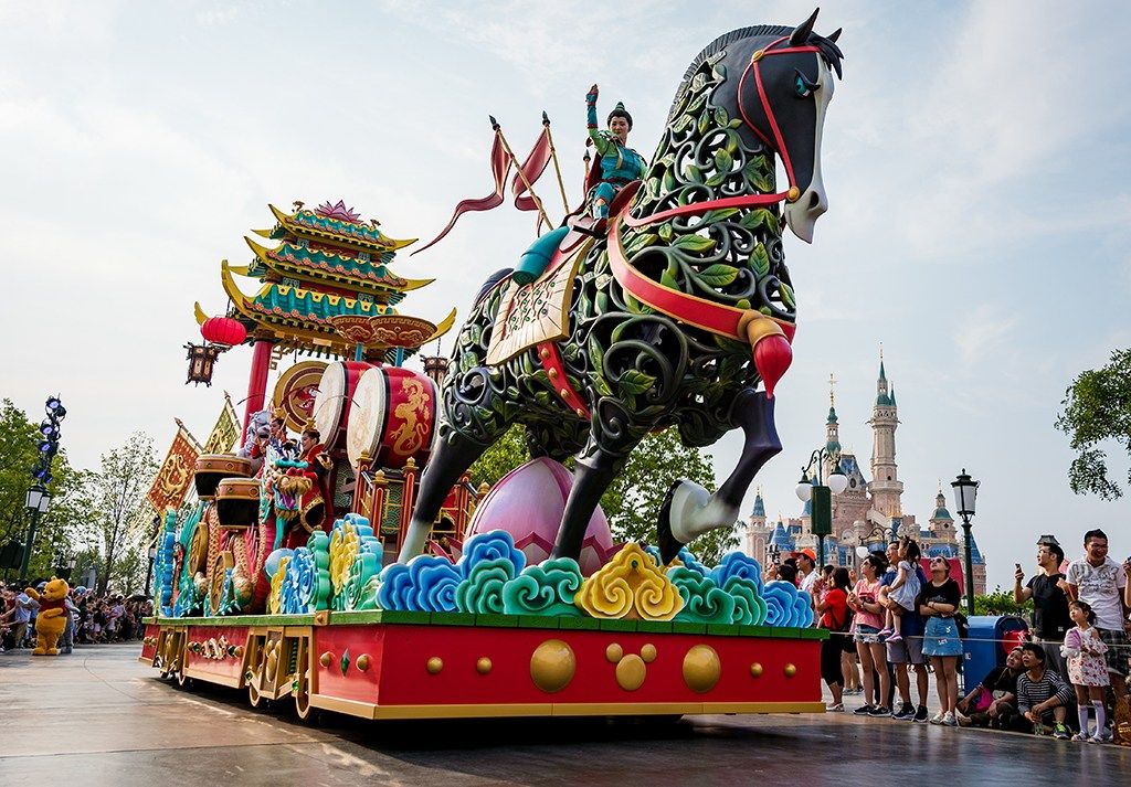 mulan-float-mickeys-storybook-express-parade-shanghai-disneyland.jpg
