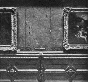 (Vacant wall in the Salon Carré, Louvre after the painting was stolen in 1911. The image is in Public Domain)
