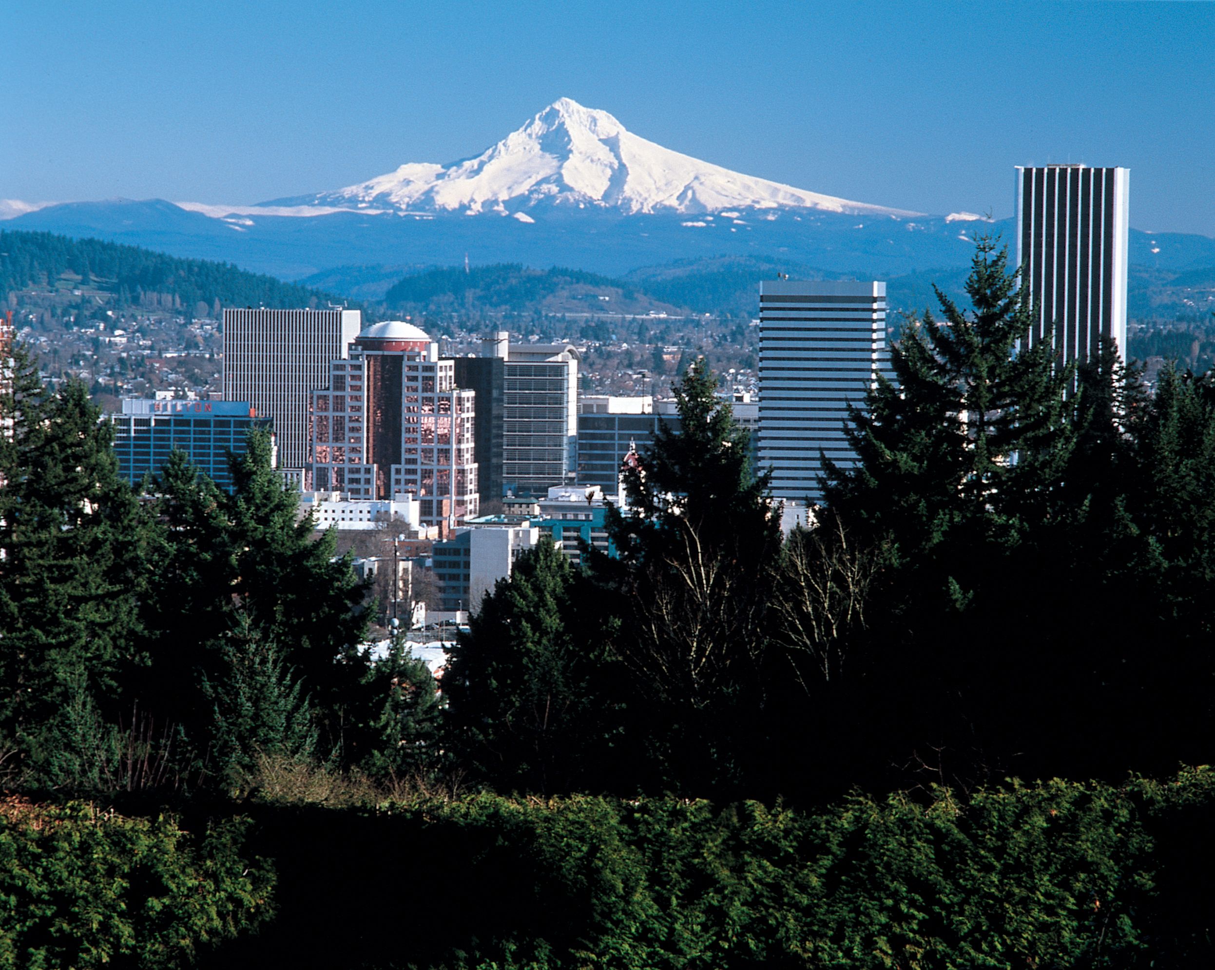 Город около гор. Портленд Орегон гора. Маунт-худ горы Орегона. Портленд США горы. Портланд город в США.