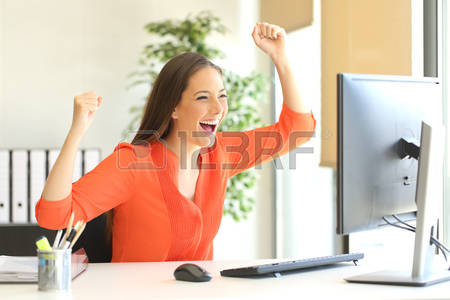 68710788-entrepreneur-excité-portant-une-blouse-orange-la-lecture-de-bonnes-nouvelles-en-ligne-dans-un-écran-d-39.jpg