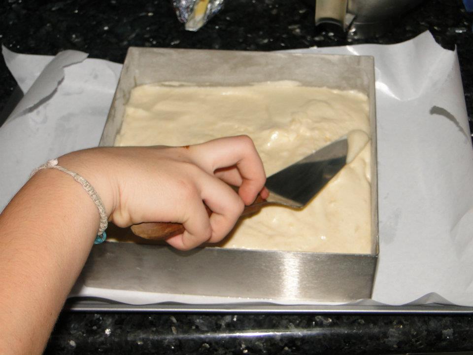 dandole forma al genoise antes de hornear.jpg