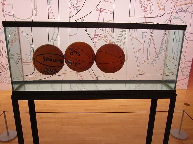 1024px-Three_Ball_Total_Equilibrium_Tank_by_Jeff_Koons,_Tate_Liverpool.jpg