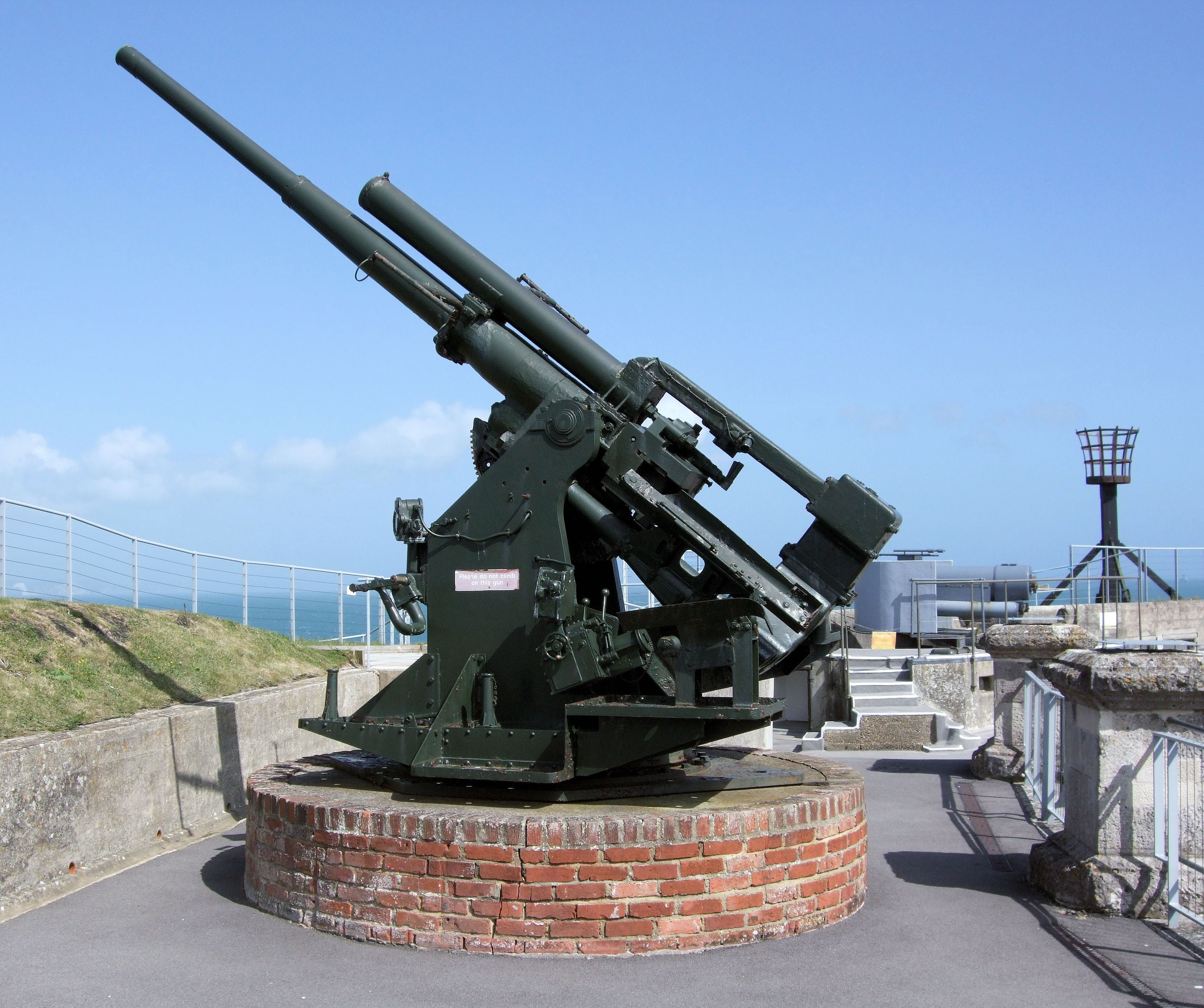 3.7_Inch_Anti-Aircraft_Gun,_Nothe_Fort,_Weymouth.jpg