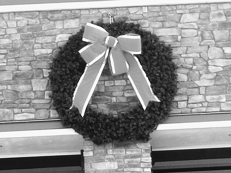 Black and White Wreath.jpg