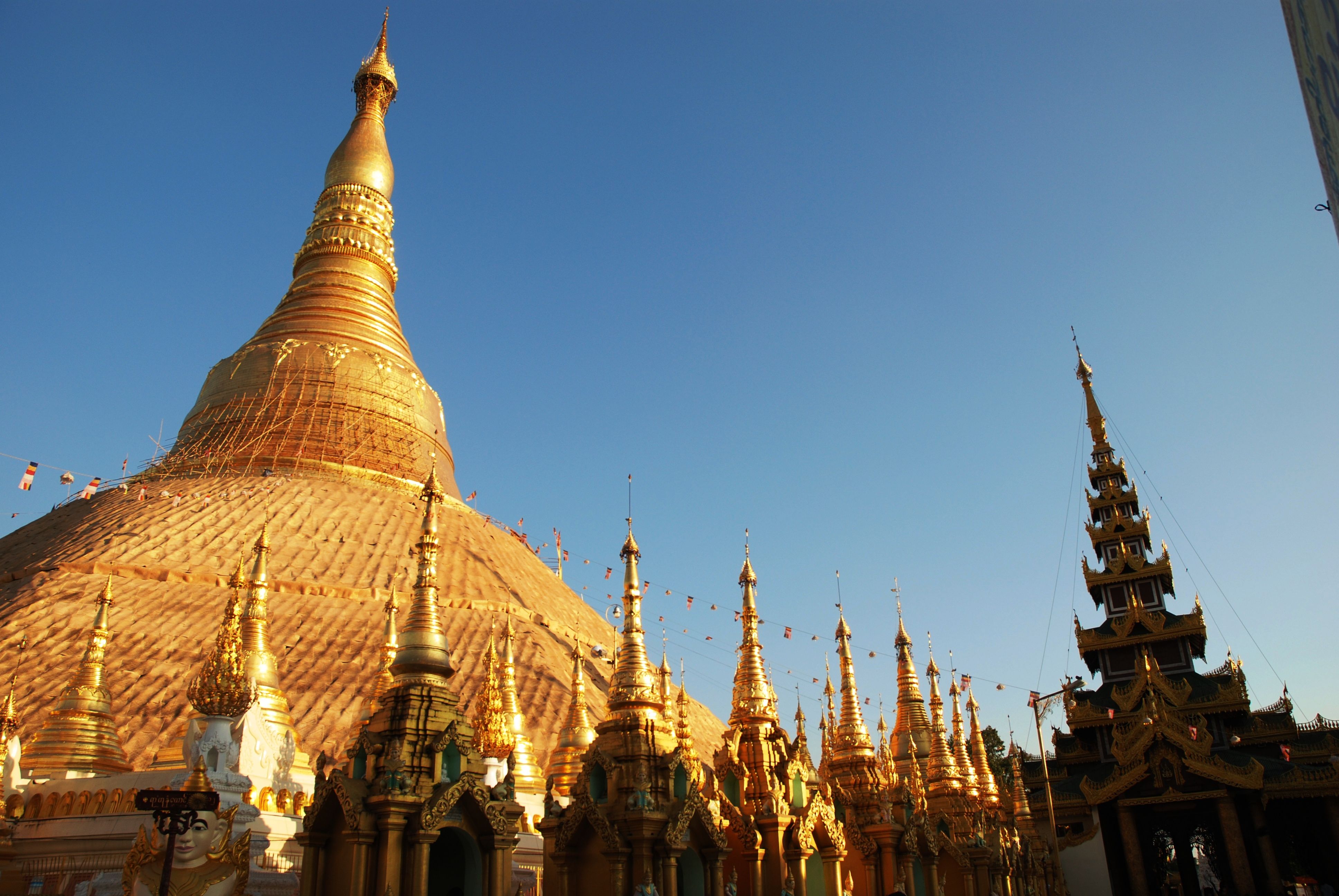 Shwedagon_Pagoda_Yangon_5.jpg