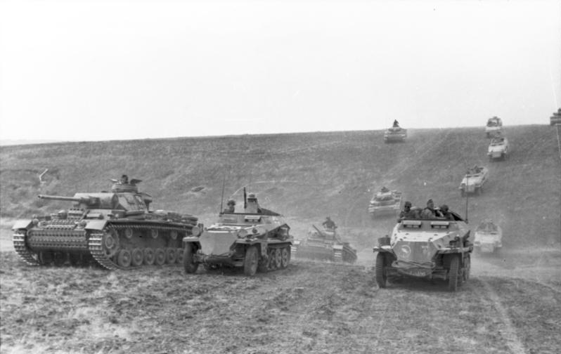 Bundesarchiv_Bild_101I-218-0504-36,_Russland-Süd,_Panzer_III,_Schützenpanzer,_23.Pz.Div.jpg