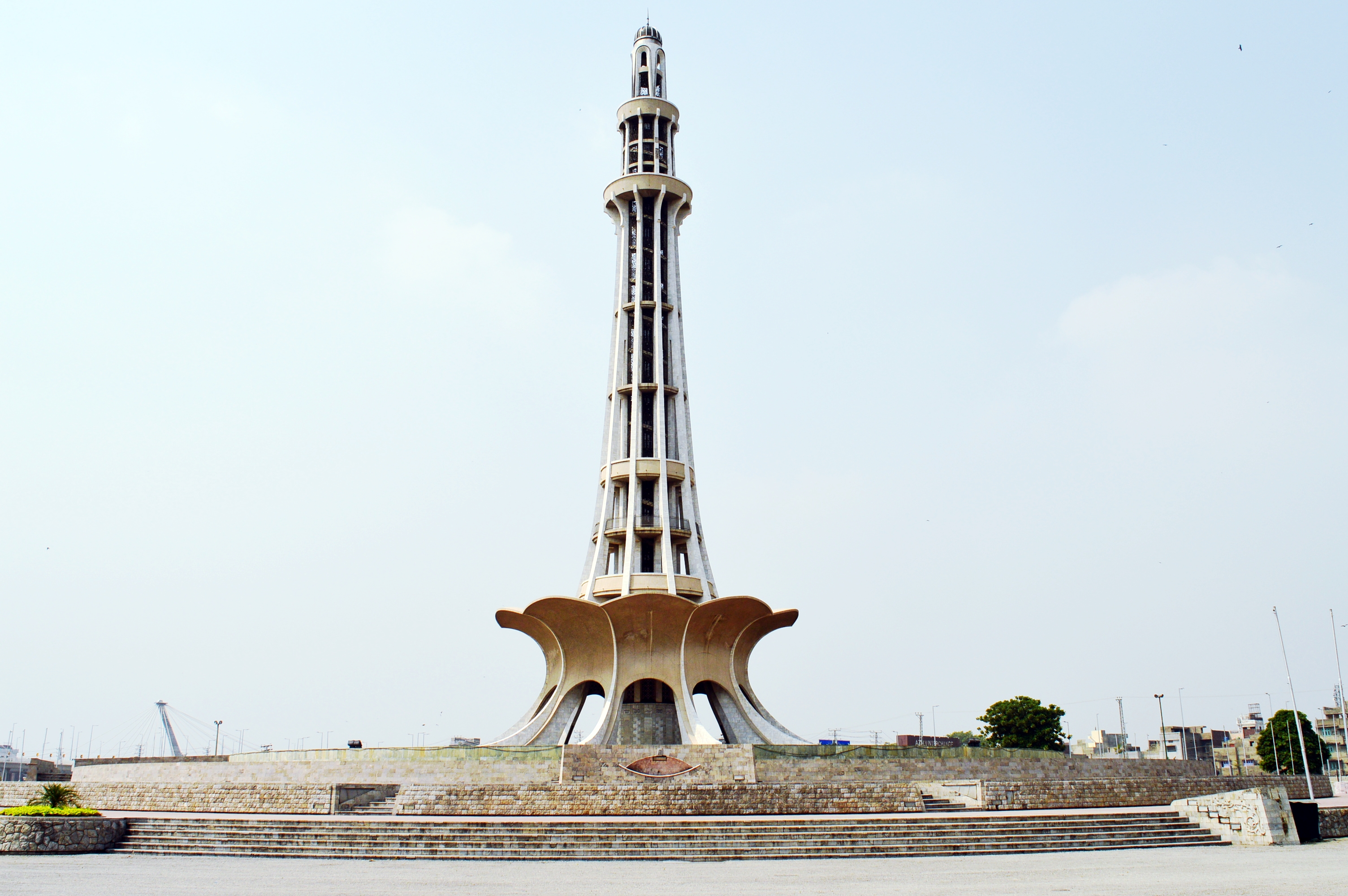 Minar-e-Pakistan_front_view_by_Hassan_Tahir.JPG