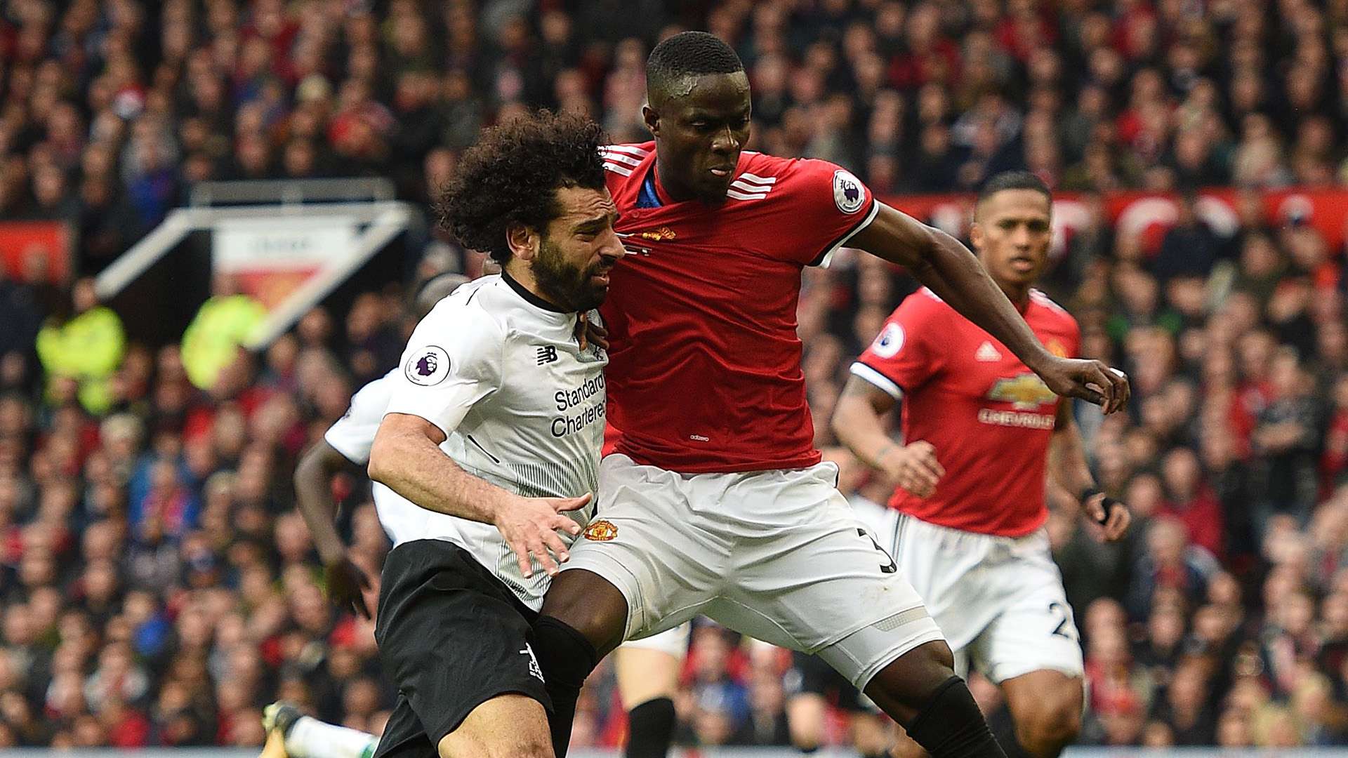 eric-bailly-mohamed-salah-manchester-united-liverpool-premier-league_1t6fu52d2sief1c9okx39jxvsl.jpg