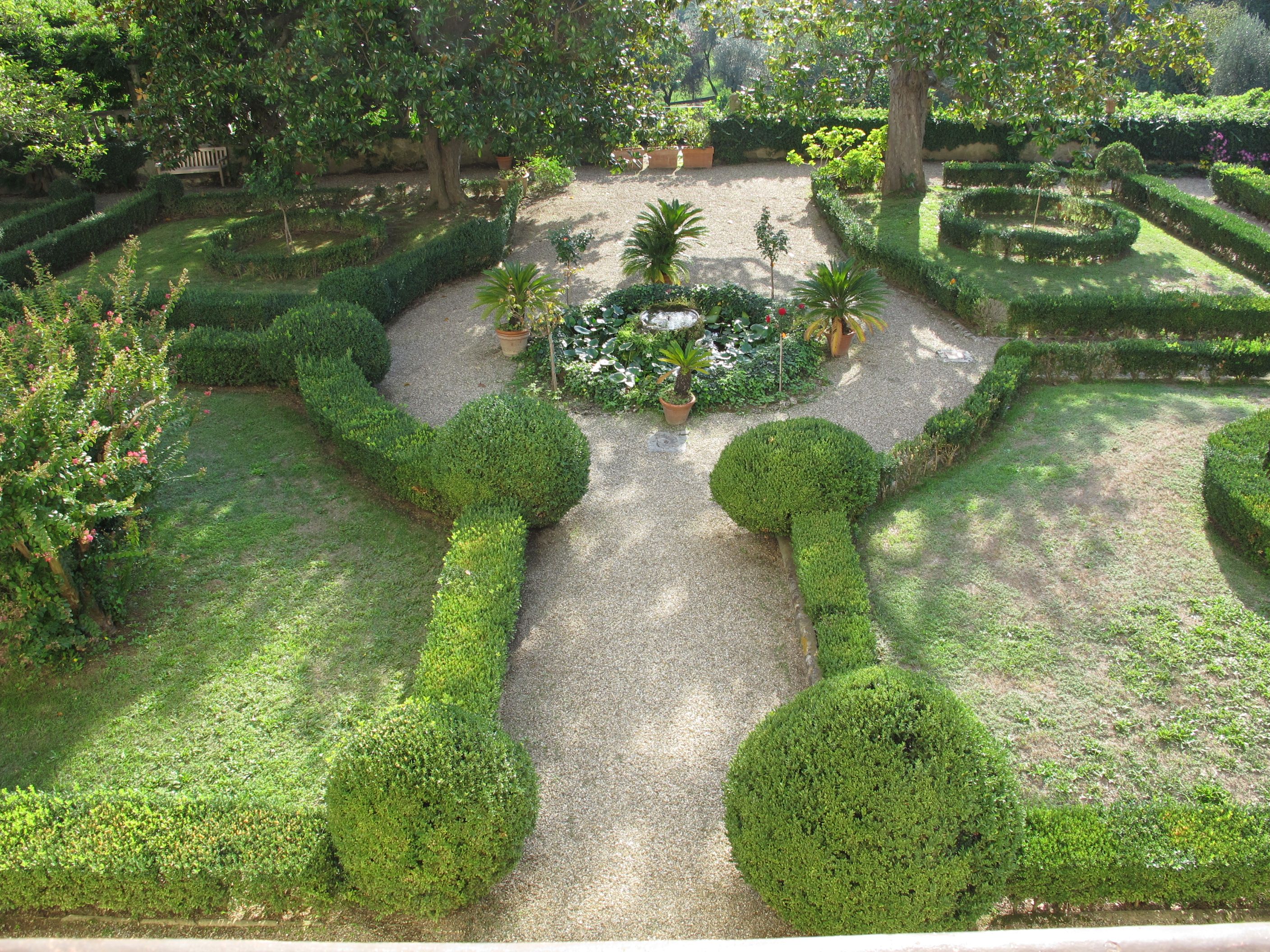 Villa_la_fonte,_giardino_formale_03.JPG