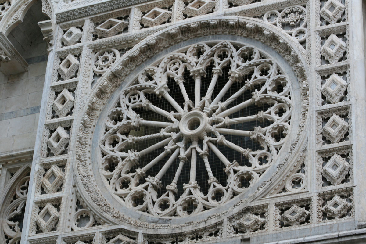 Duomo_di_Carrara_rosone_gotico_esterno.jpg