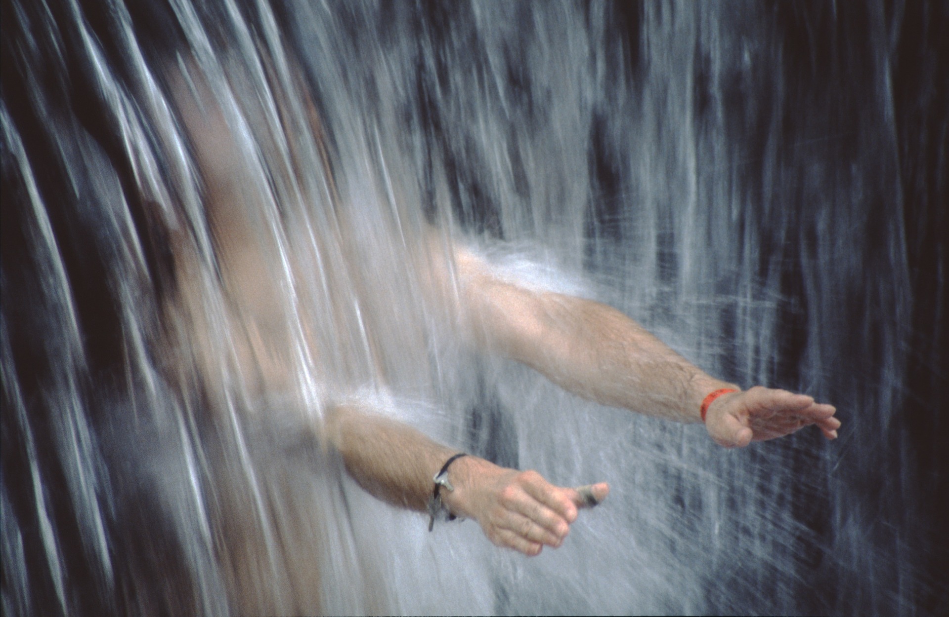 Hands out of water refreshment-1288088_1920.jpg